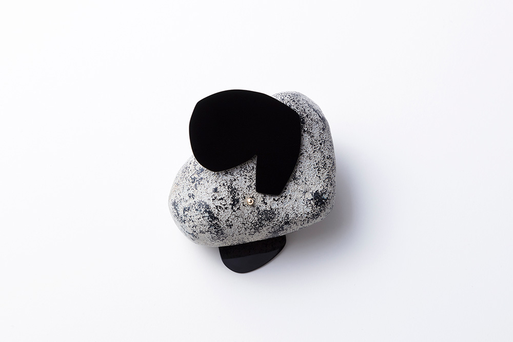Floating stone / Brooch / Yuki Sumiya [contemporary jewellery and object]