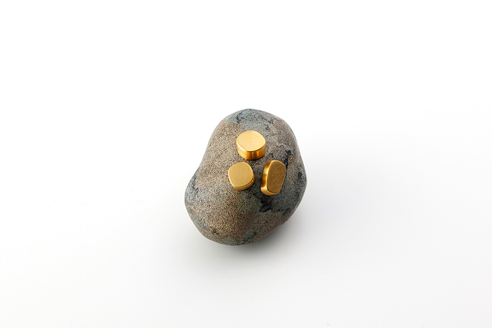 Floating stone / Brooch / Yuki Sumiya [contemporary jewellery and object]