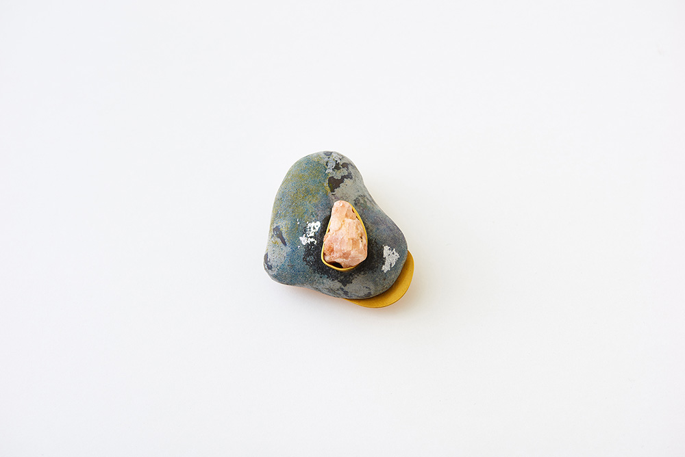 Floating stone / Brooch / Yuki Sumiya [contemporary jewellery and object]