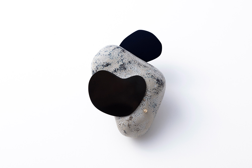 Floating stone / Brooch / Yuki Sumiya [contemporary jewellery and object]