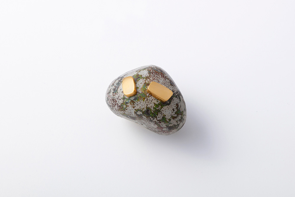 Floating stone / Brooch / Yuki Sumiya [contemporary jewellery and object]
