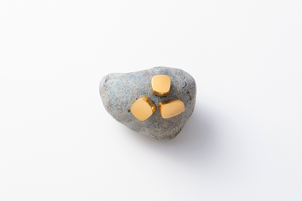 Floating stone / Brooch / Yuki Sumiya [contemporary jewellery and object]