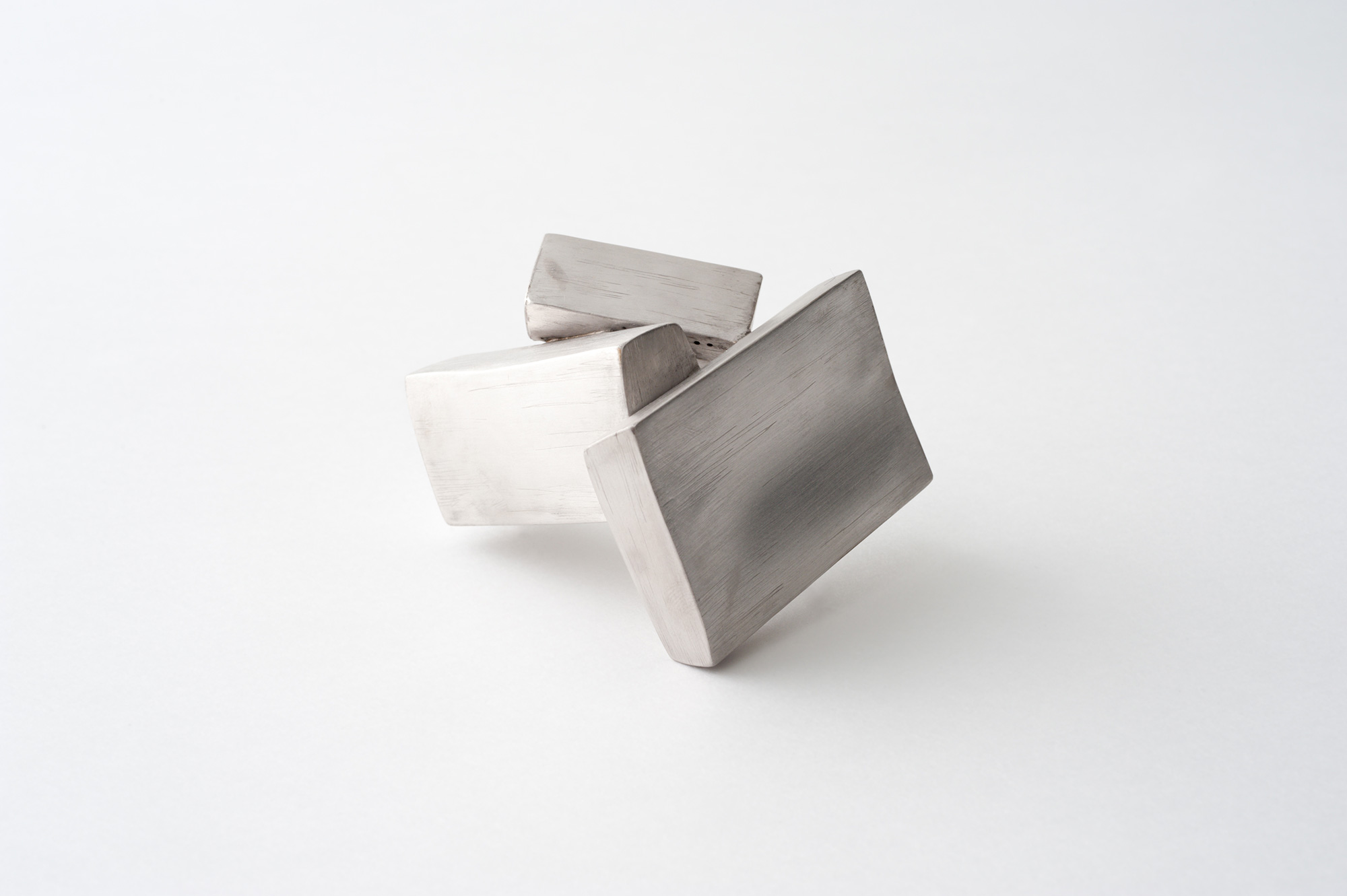 White artifact / Yuki Sumiya [contemporary jewellery and object]